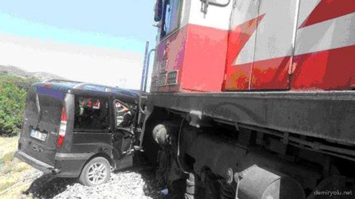 Elazığ’da Tren Otomobili Biçti : 1 Ölü