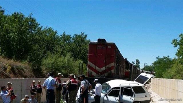 Baskil’de Hemzemin Geçit Kazası