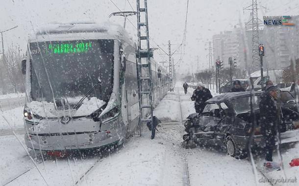 Konya’da Tramvay Otomobille Çarpıştı